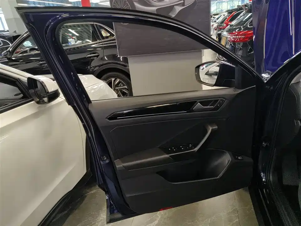 Volkswagen T-ROC exploring Songs