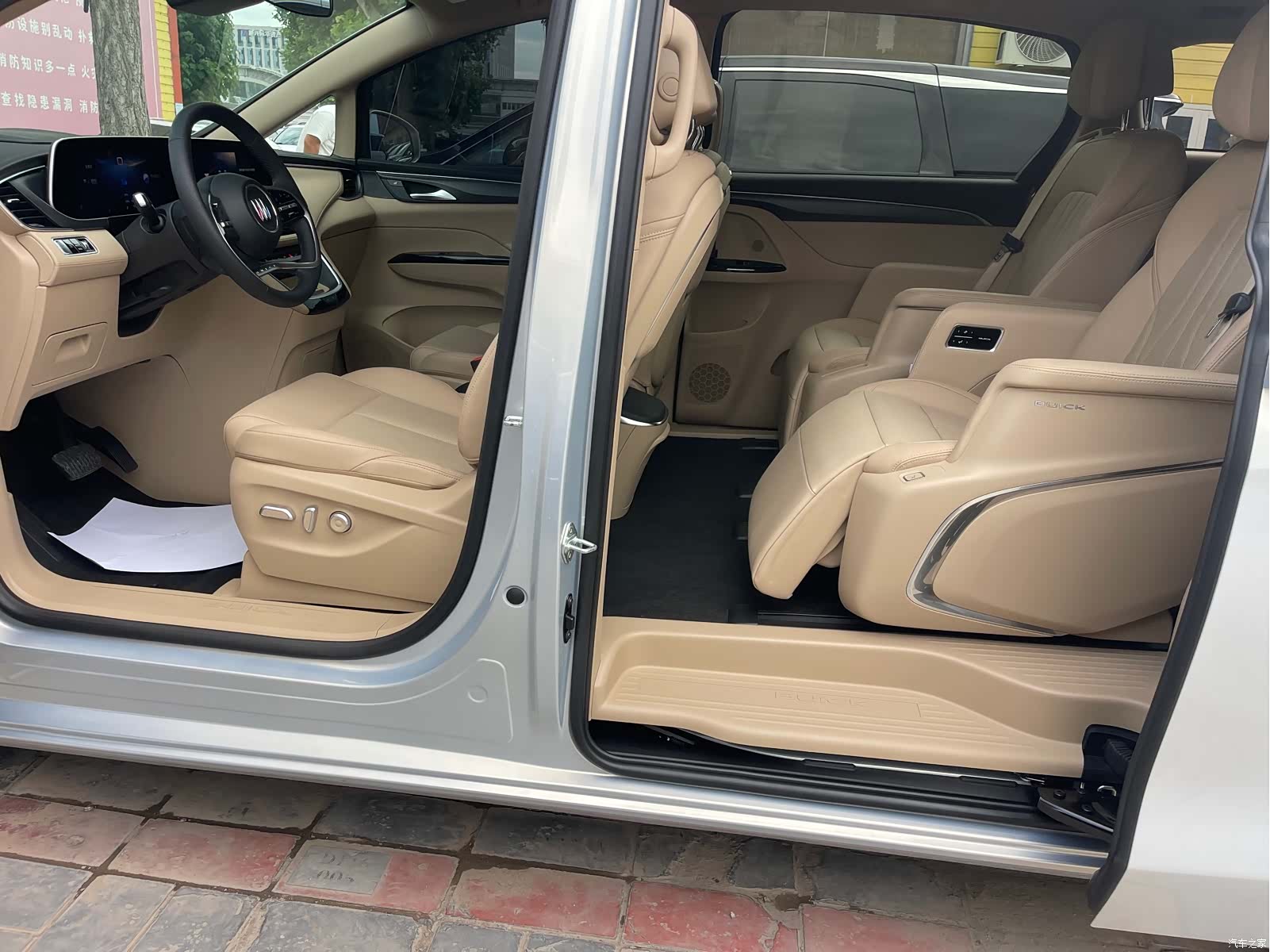 Buick GL8, 2025 9