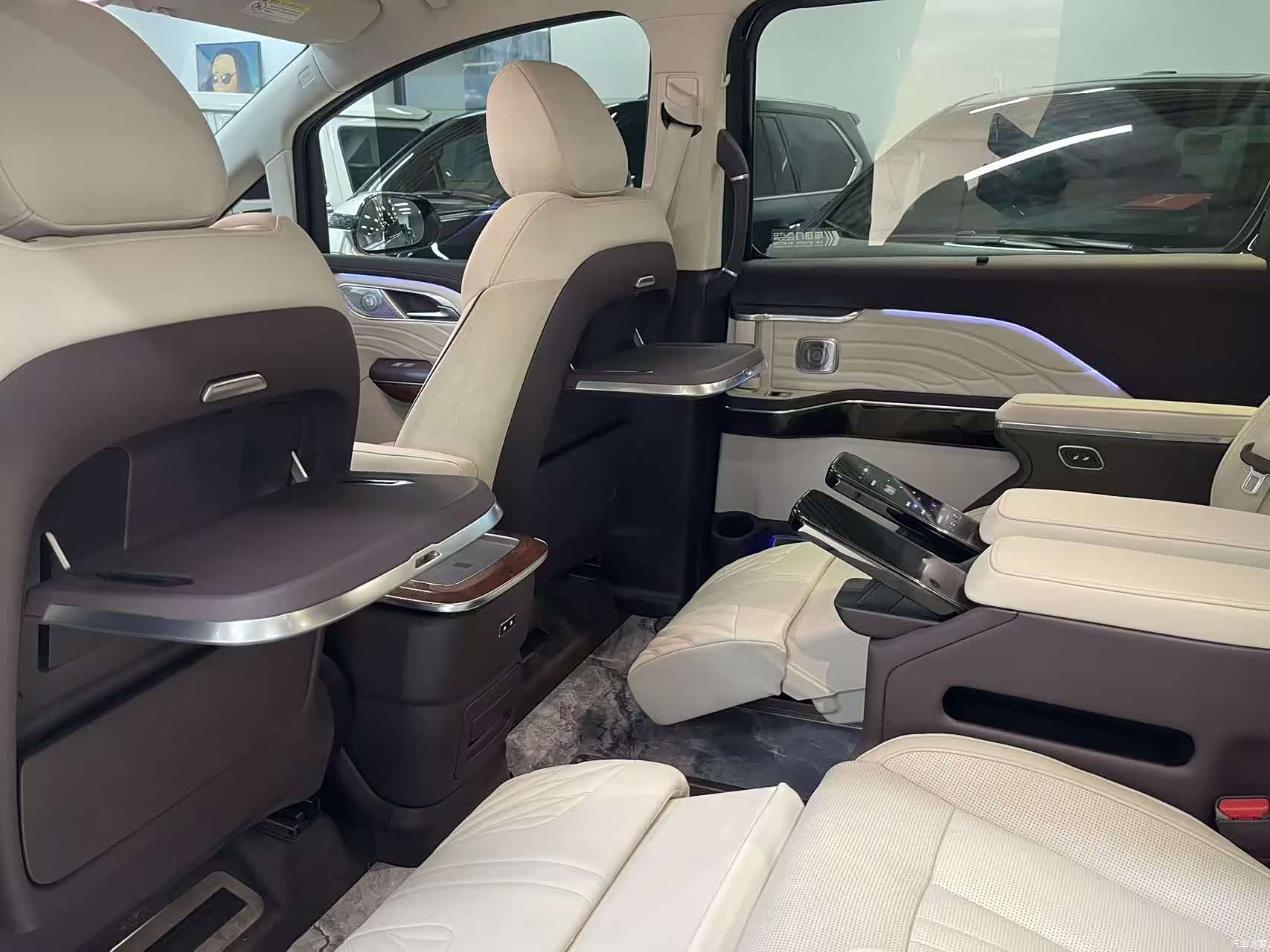Hongqi HQ9, 2022 11