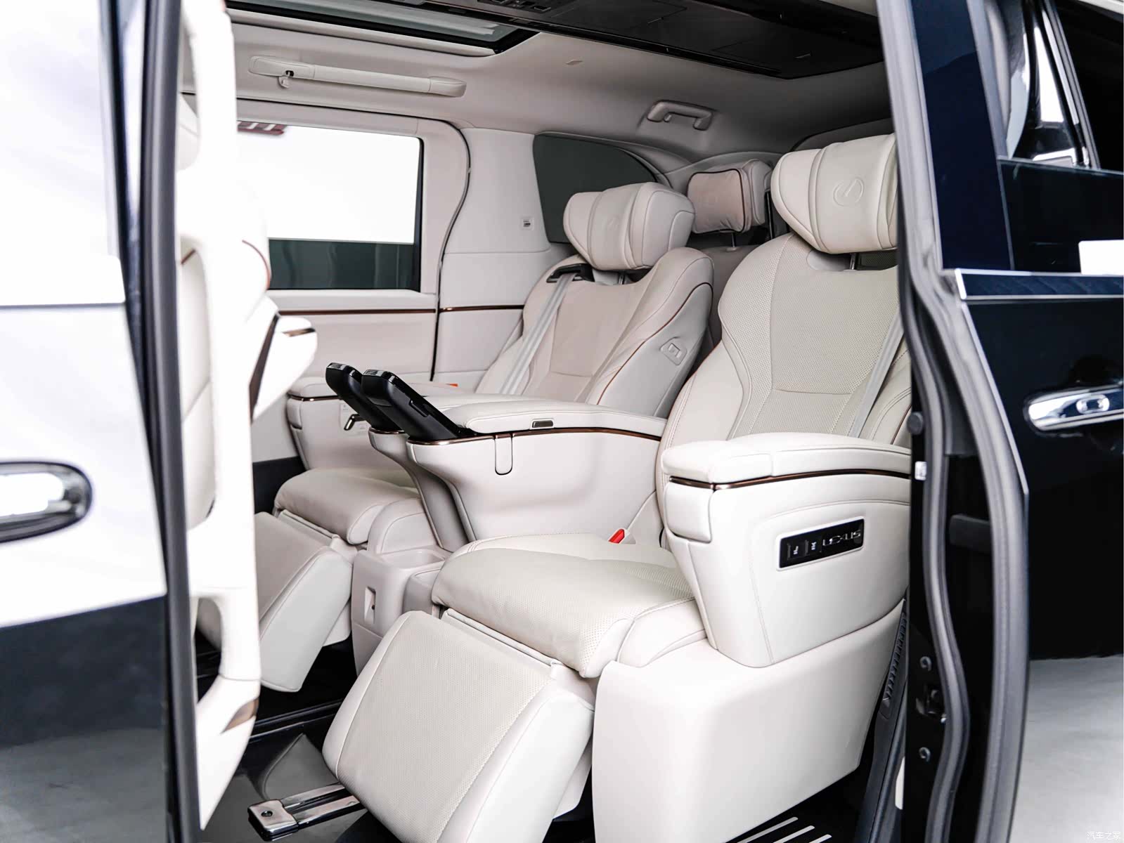 Lexus LM, 2026 15