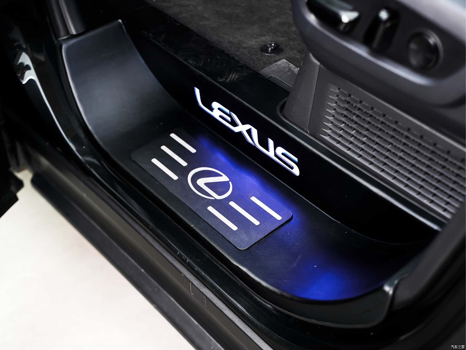 Lexus LM, 2026 8
