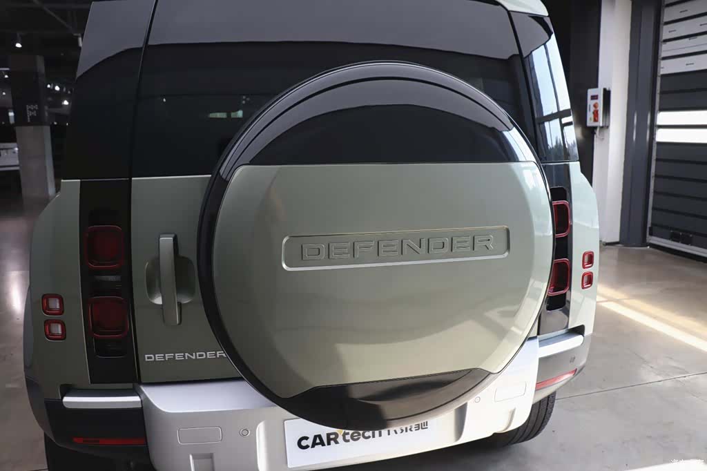 Land Rover Defender, 2024 32