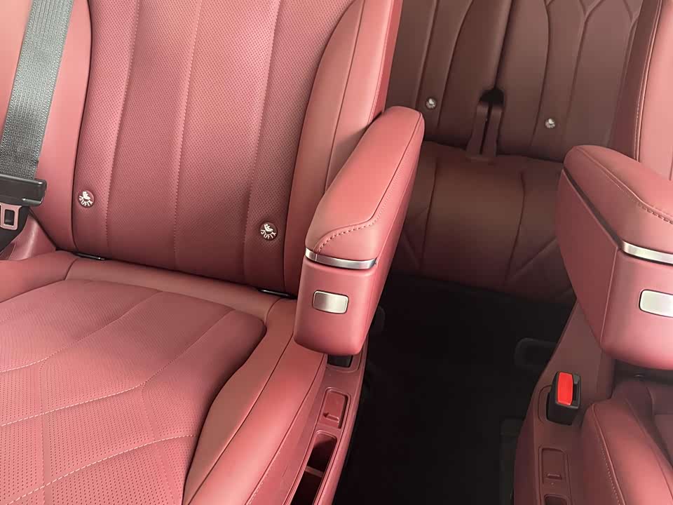 AITO Ask the world M8