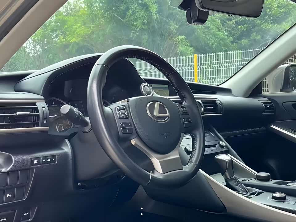 Lexus IS