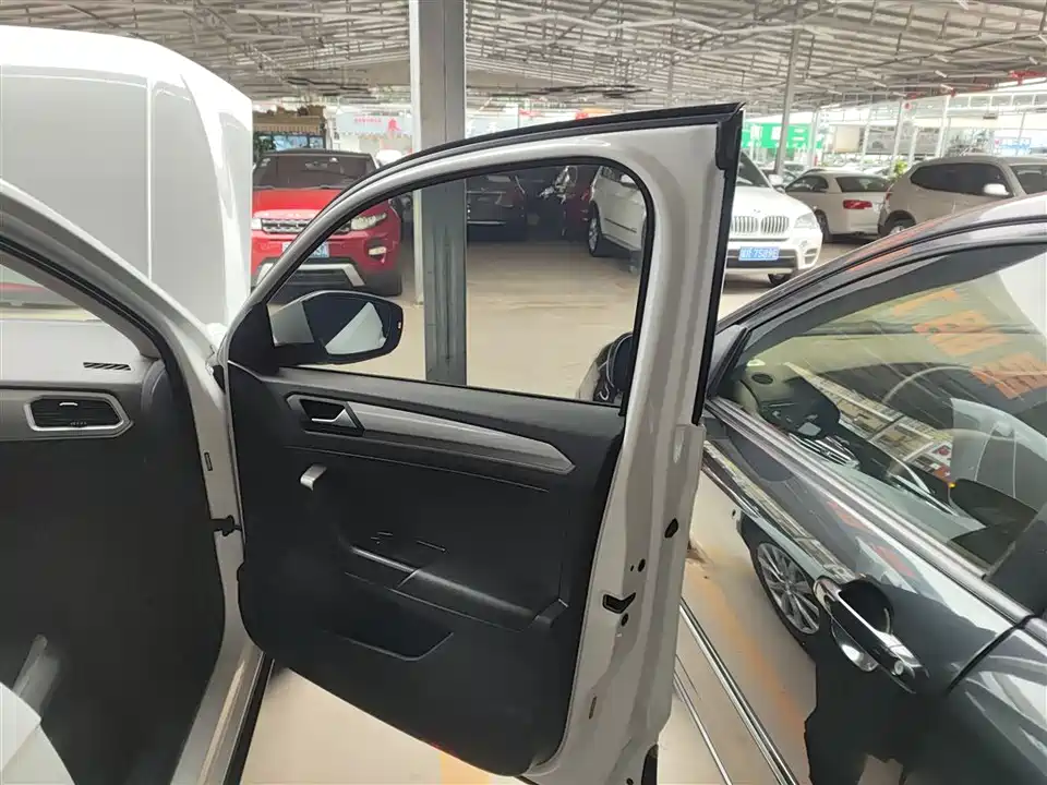 Volkswagen T-ROC exploring Songs