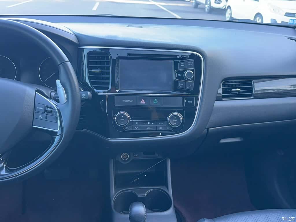 Mitsubishi Outlander, 2015 10