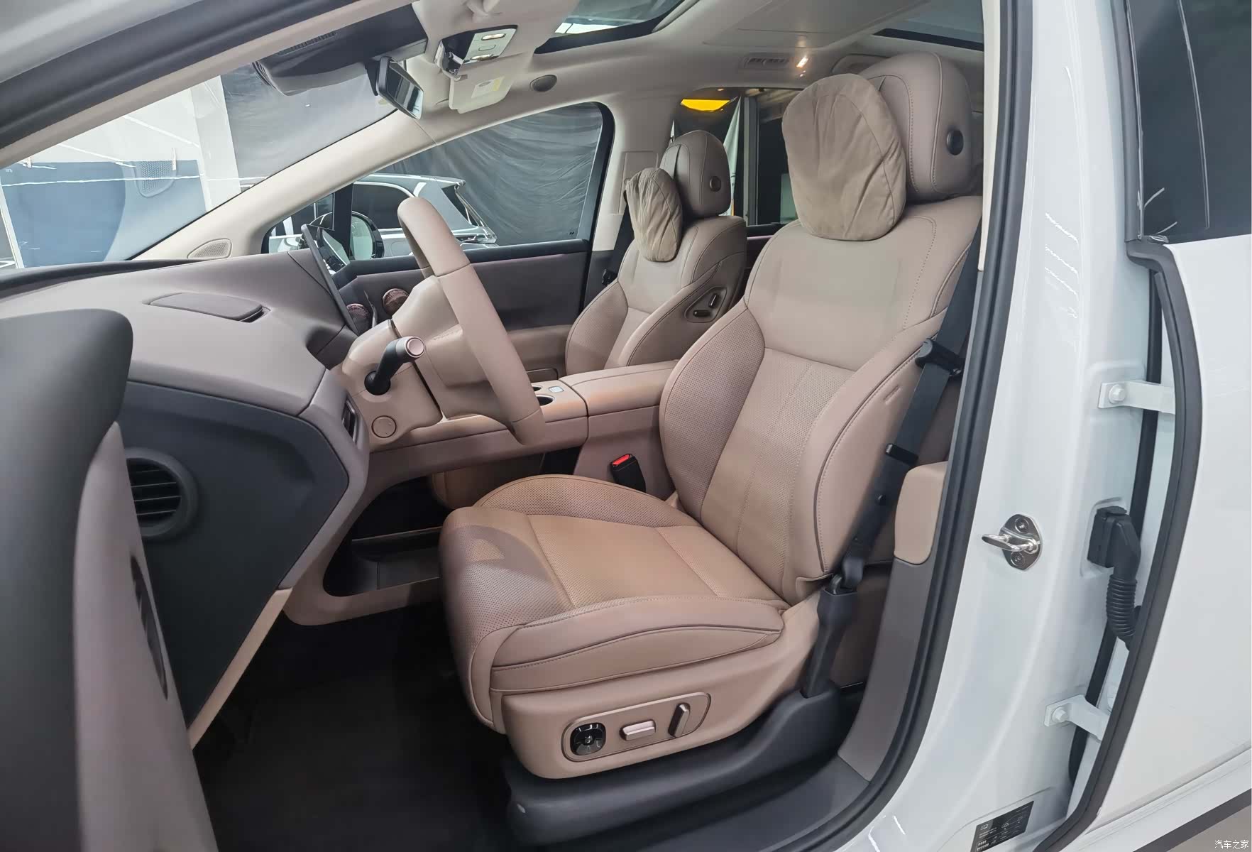 Li Auto i8, 2025 7