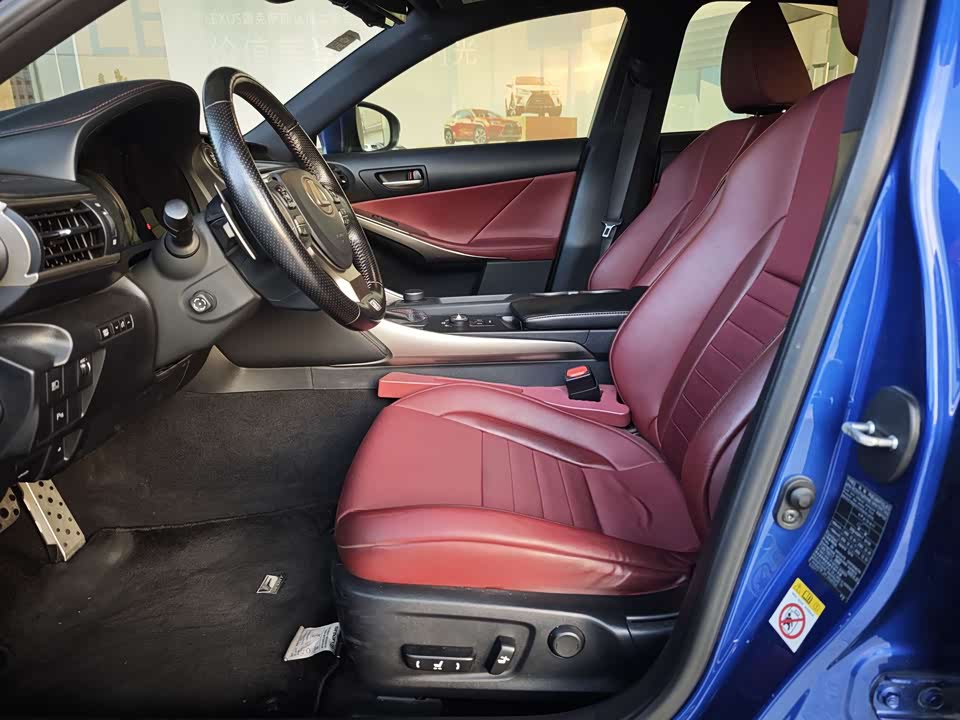 Lexus IS