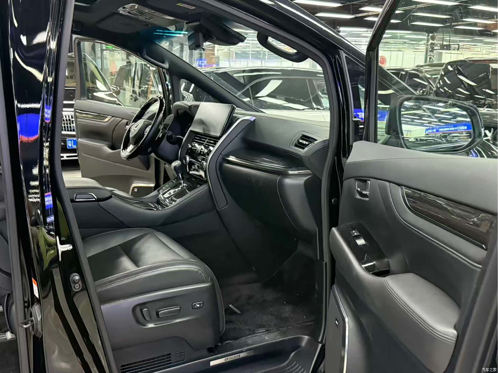 Lexus LM, 2023 6
