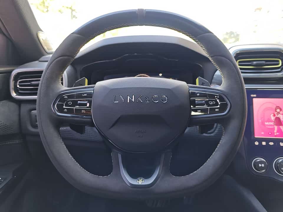 Lynk & Co 03