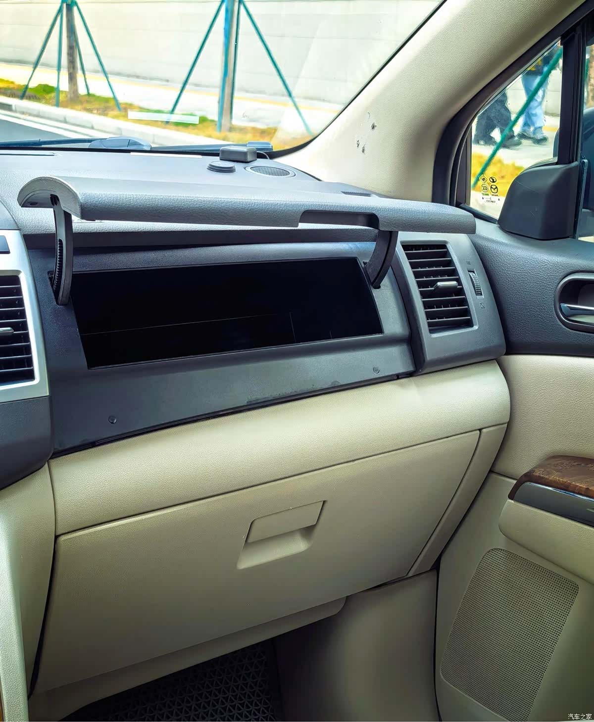 Mazda 8, 2013 22