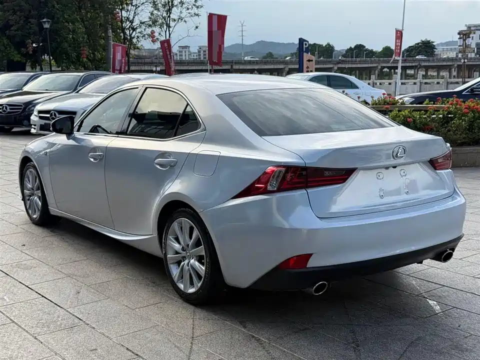 Lexus IS