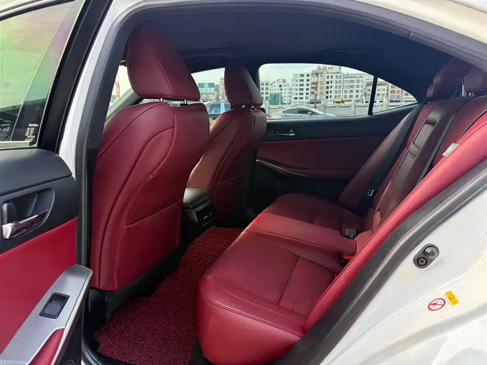Lexus IS