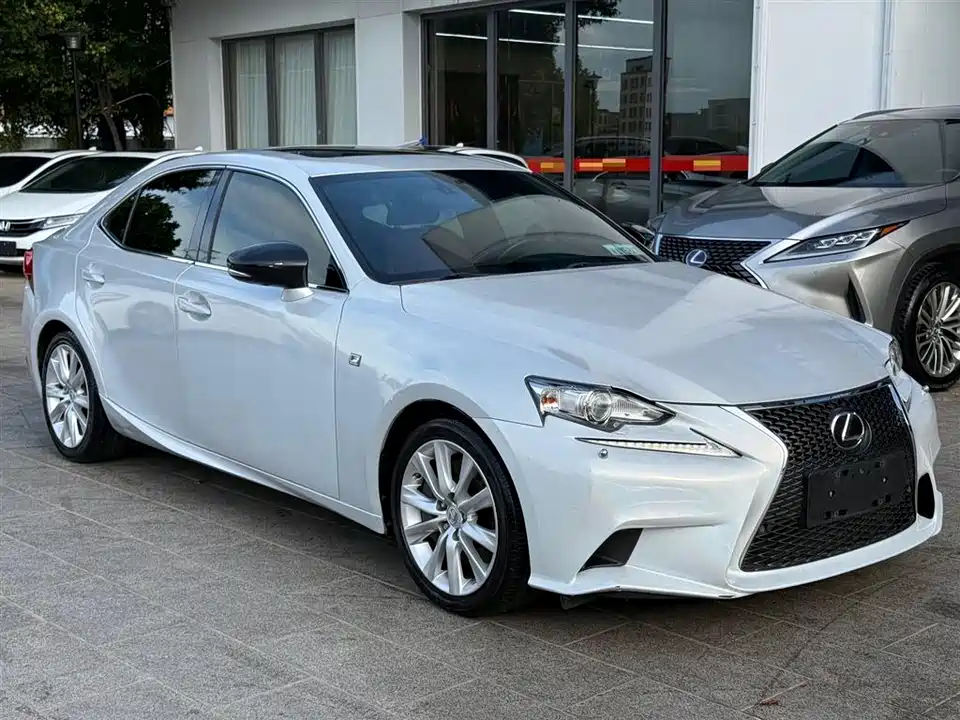 Lexus IS