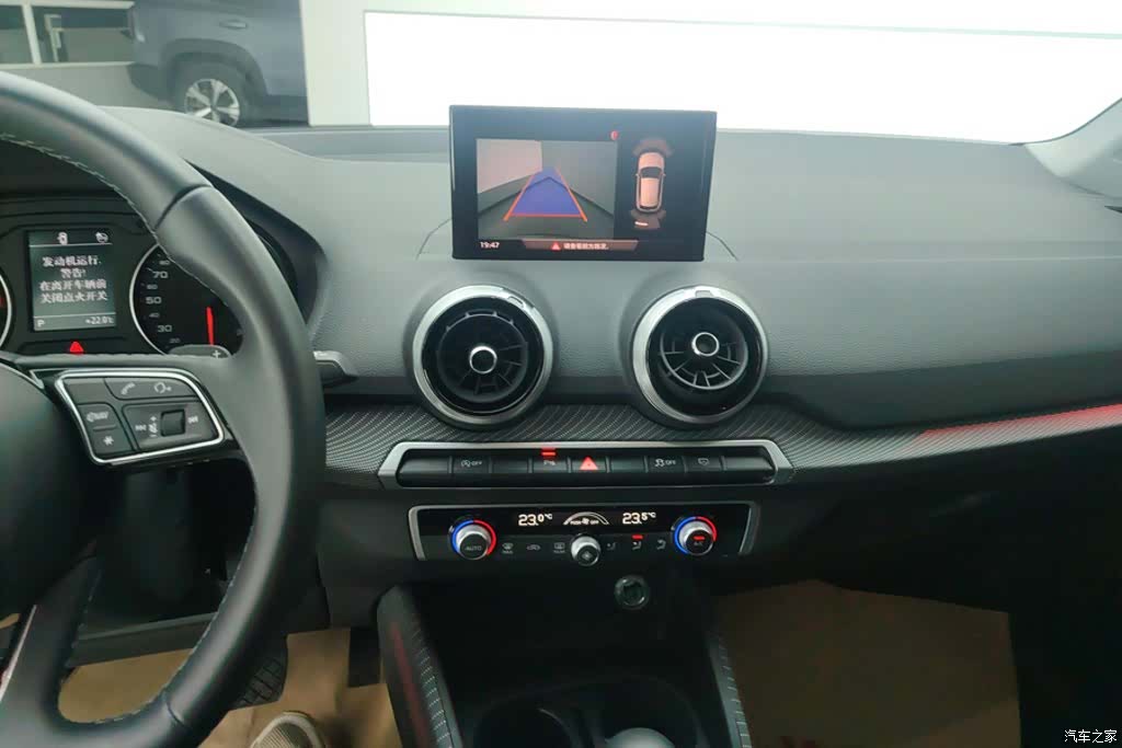Audi Q2L, 2024 13