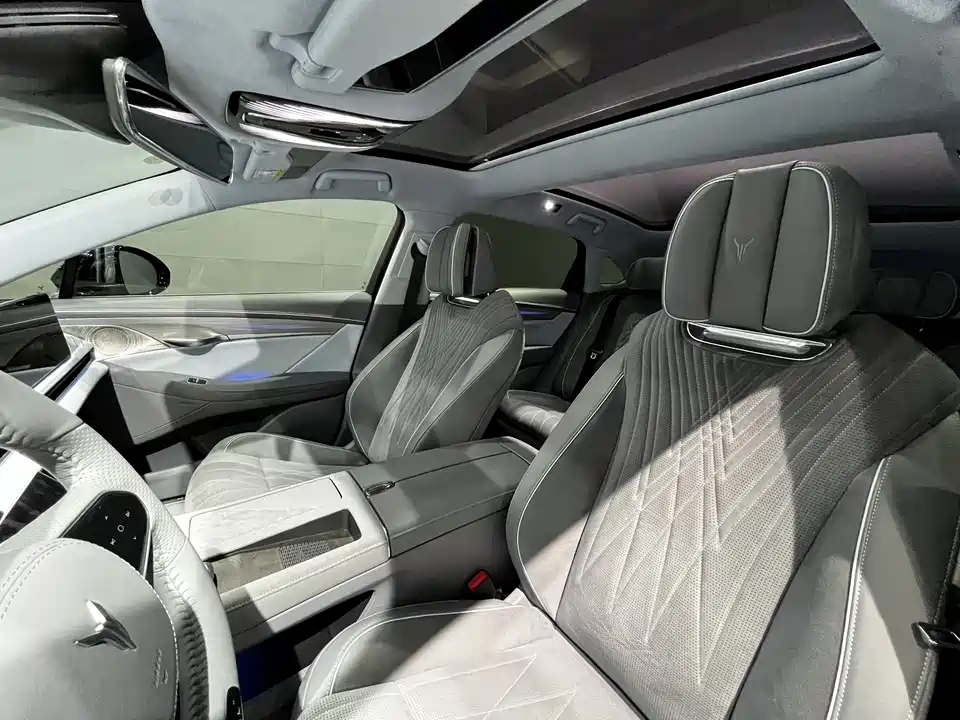 VOYAH Lantu chasing light