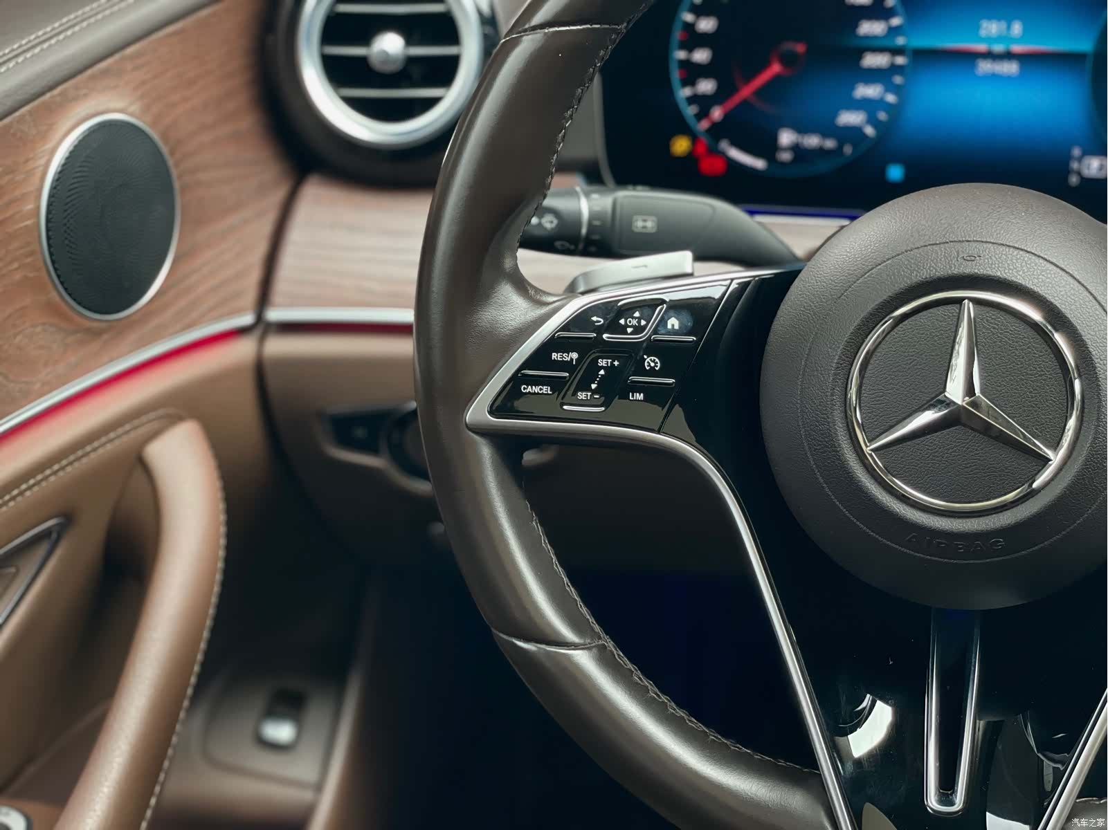 Mercedes-Benz E-Class, 2022 24