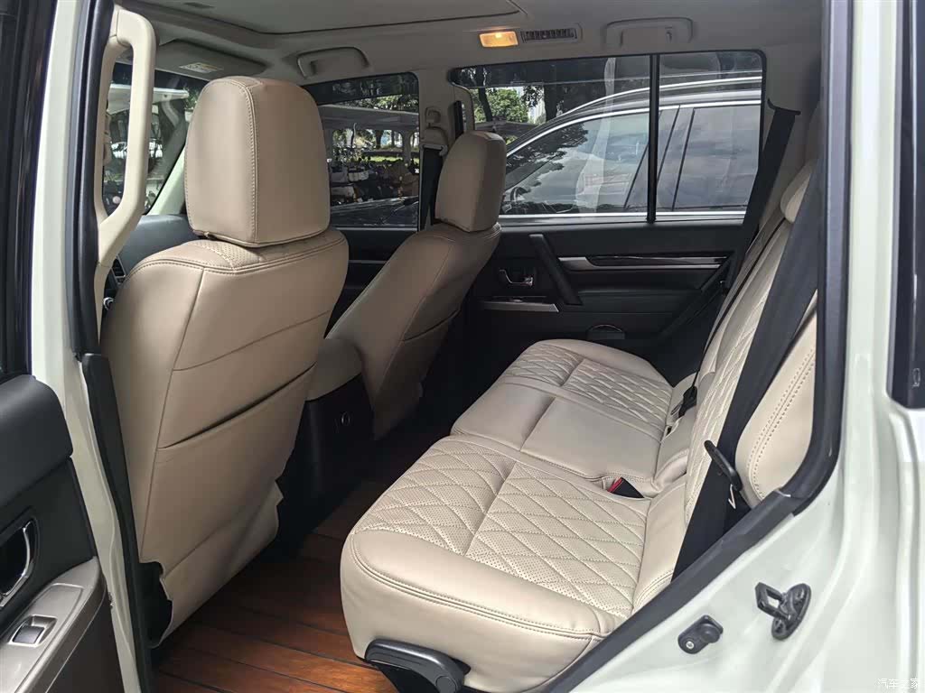 Mitsubishi Pajero, 2025 3