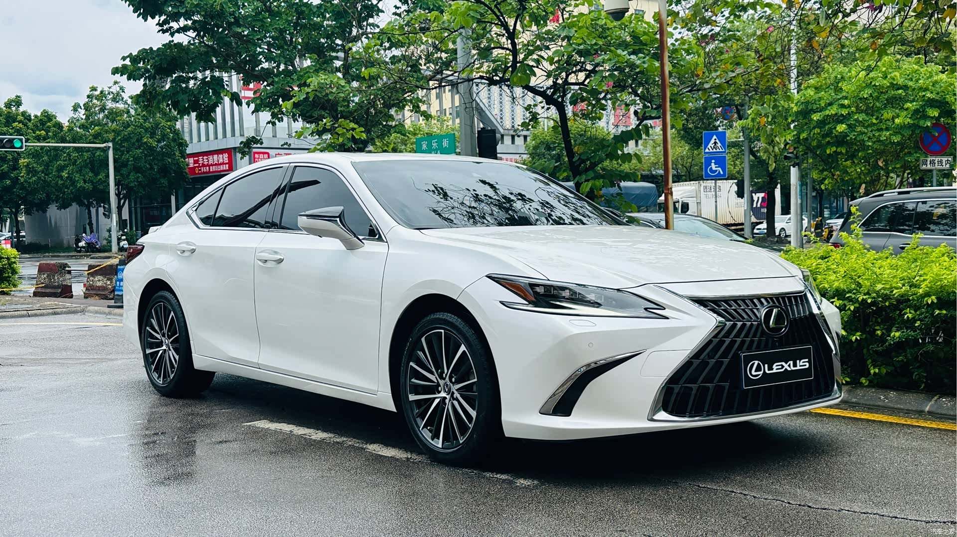 Lexus ES, 2024 3