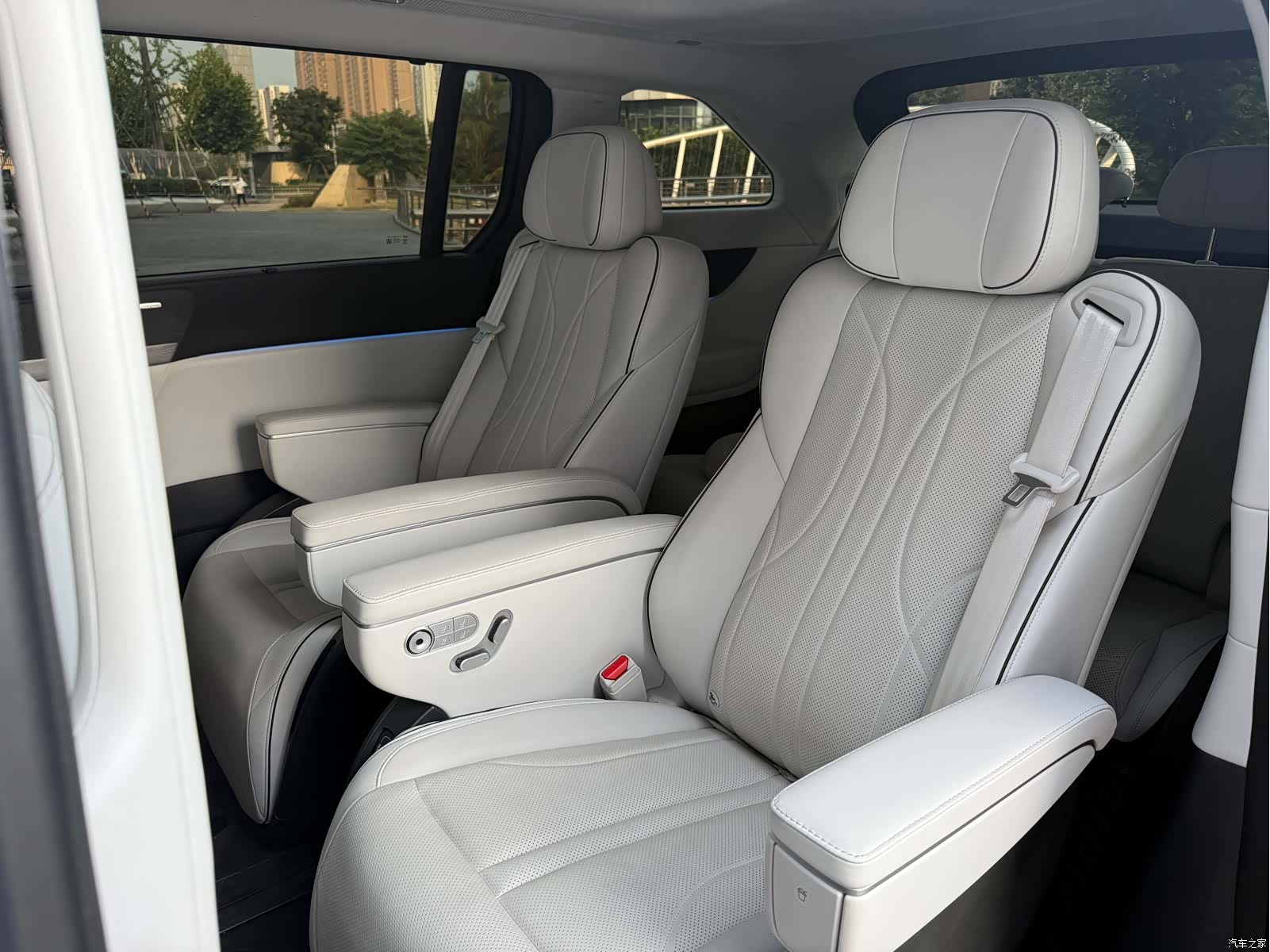 Xpeng X9, 2024 9