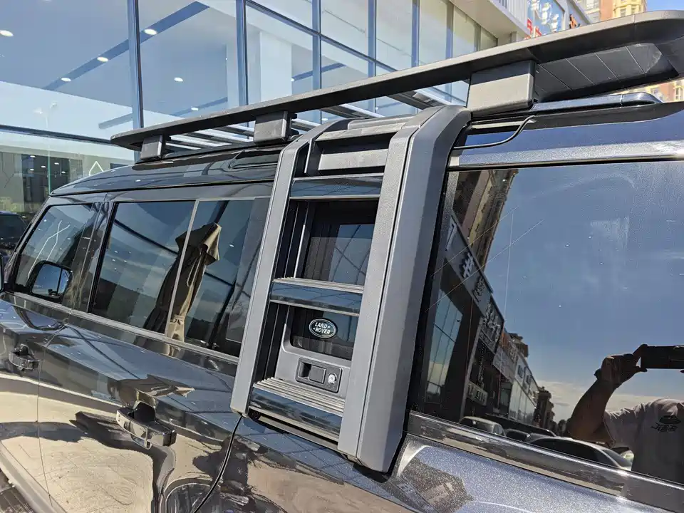 Land Rover guard