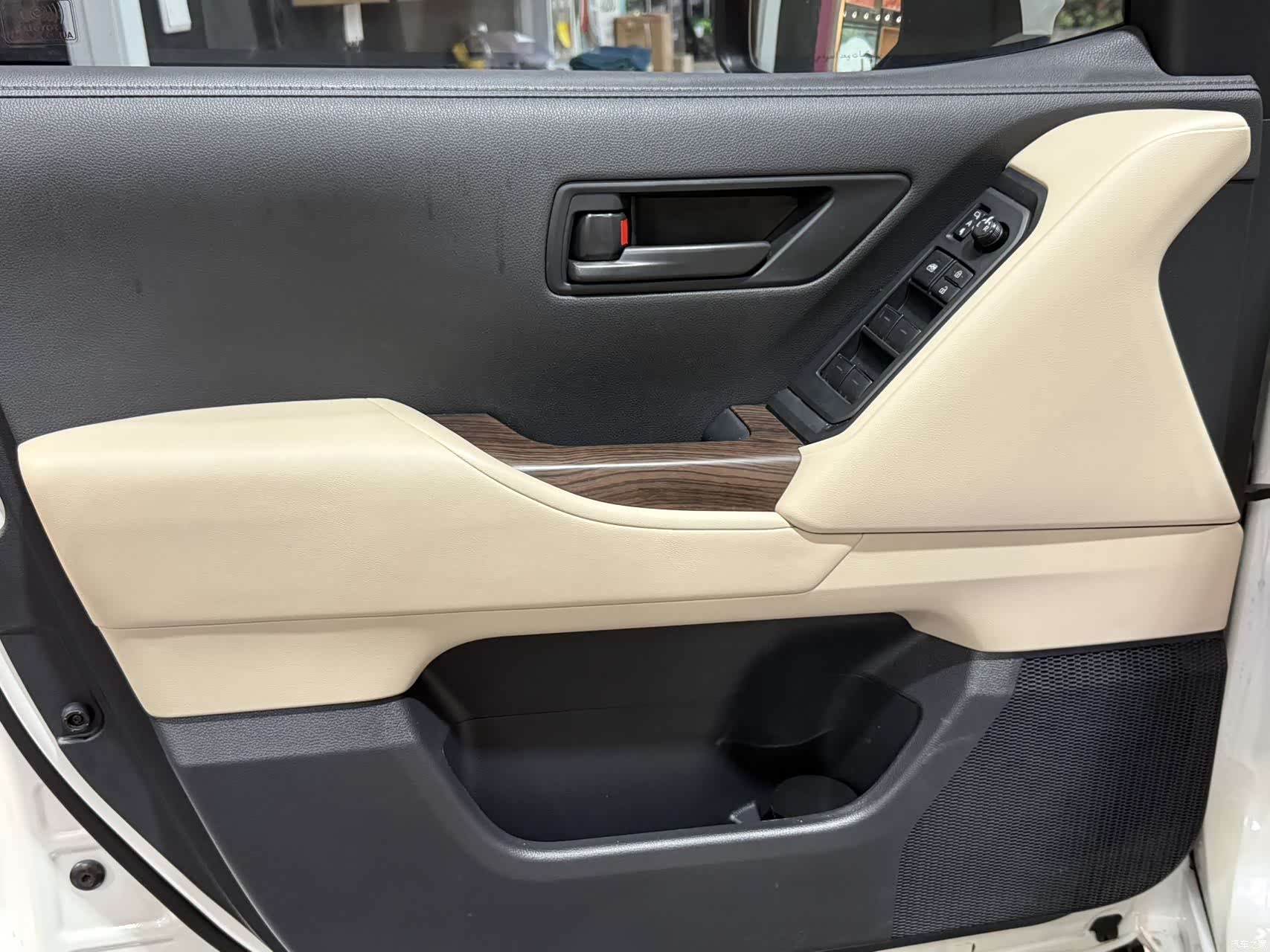 Toyota Land Cruiser, 2023 13