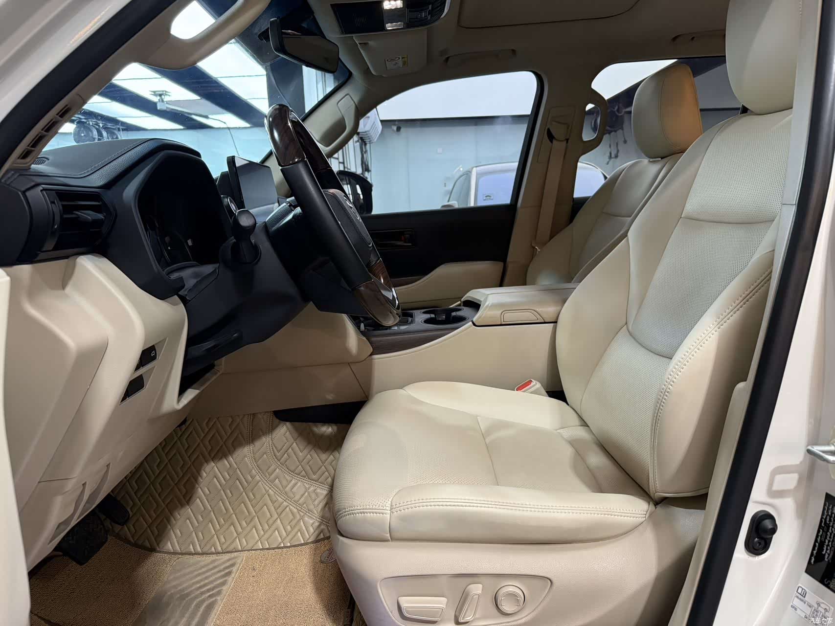 Toyota Land Cruiser, 2023 10