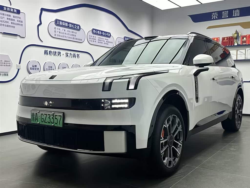 Lynk & Co 900