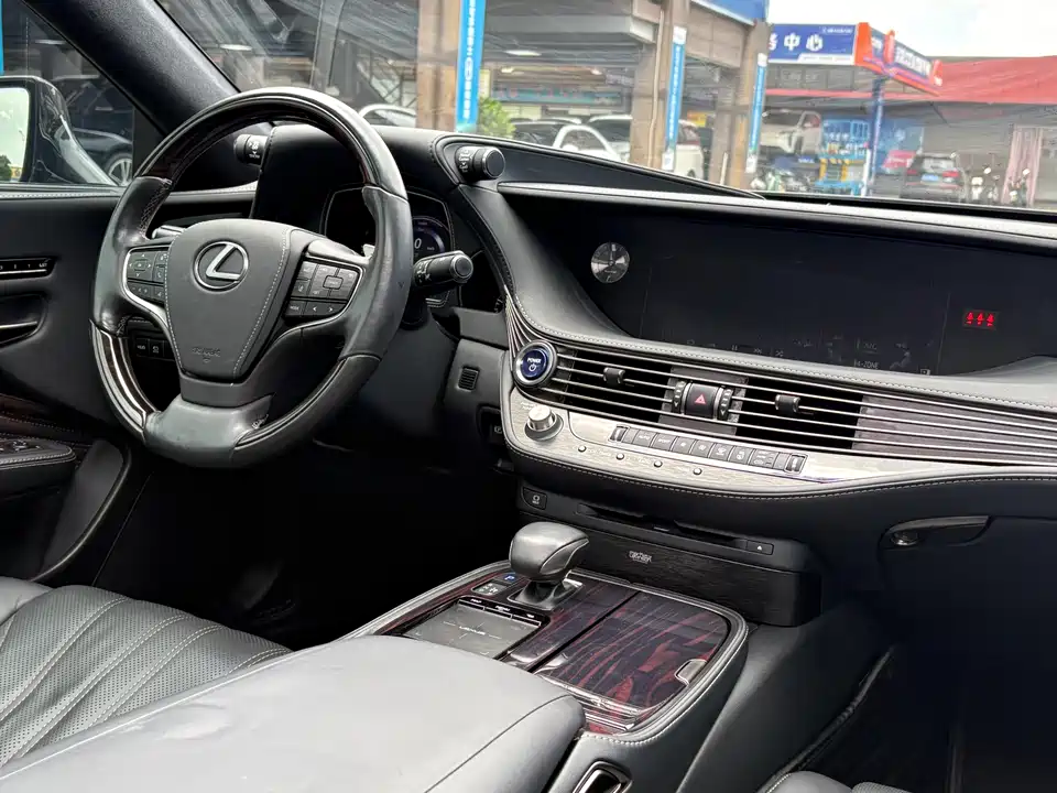 Lexus LS