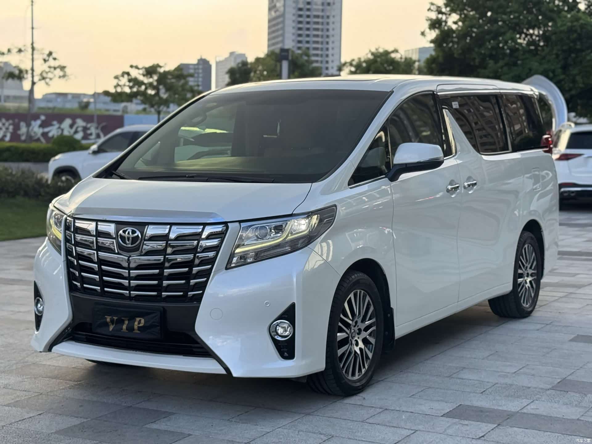 Toyota Alphard, 2017 1