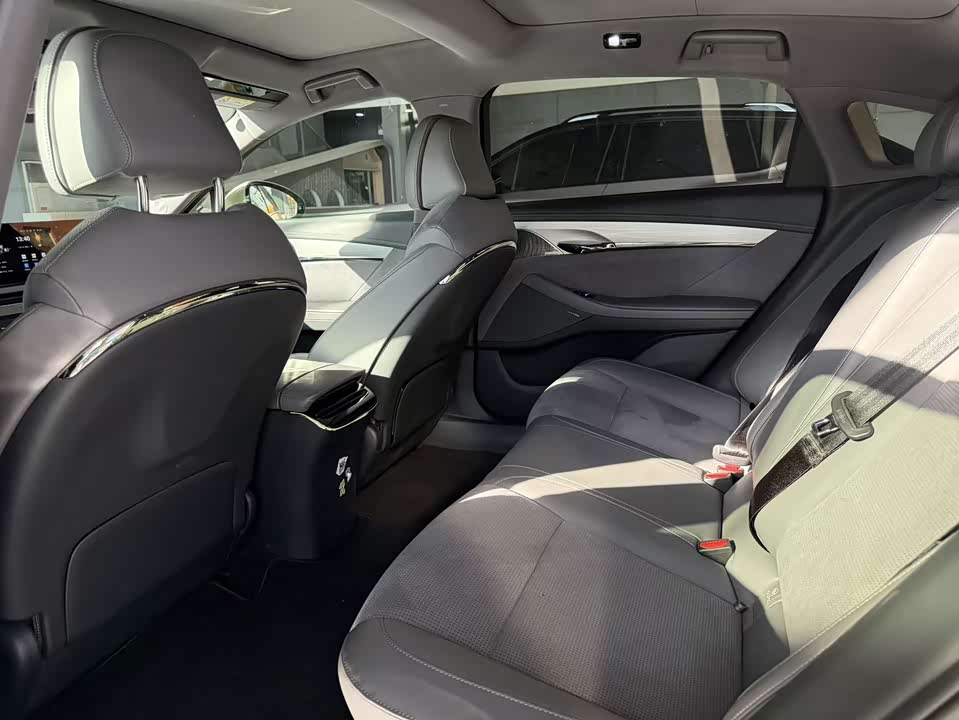 VOYAH Lantu chasing light