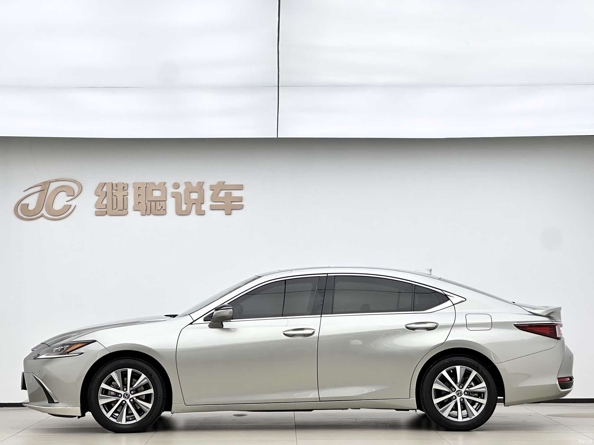 Lexus ES, 2021 3