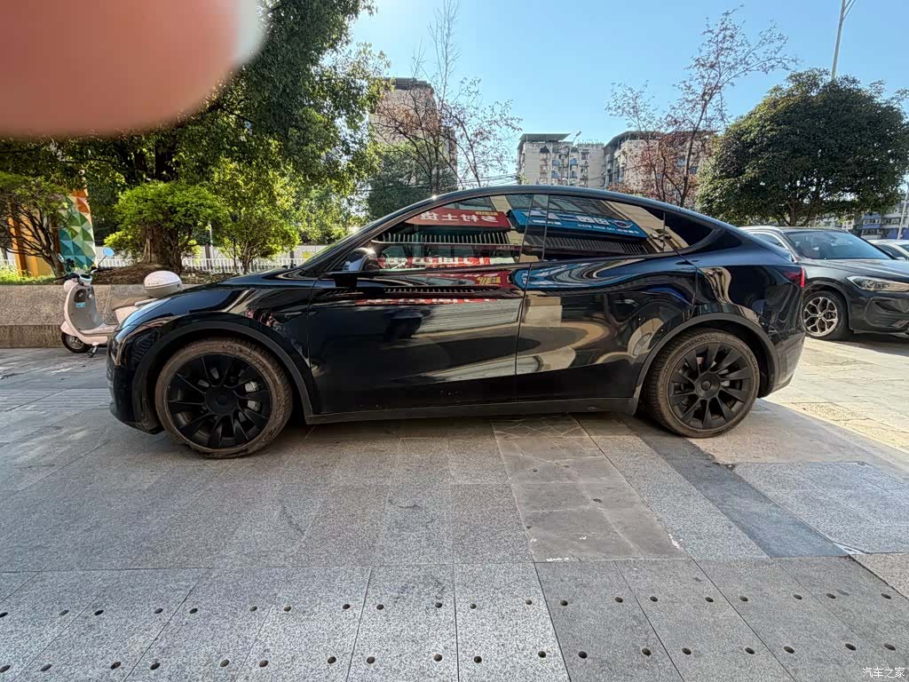 Tesla Model Y, 2021 3