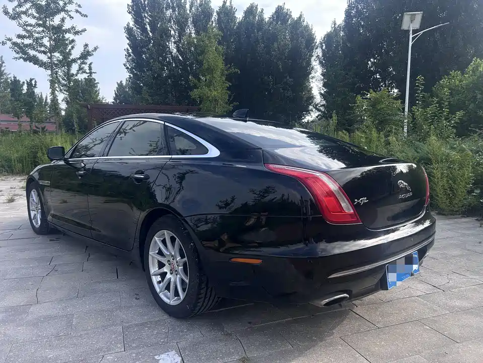Jaguar XJ