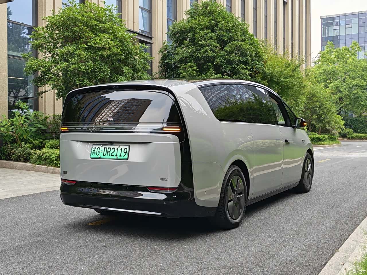 Li Auto MEGA, 2025 8