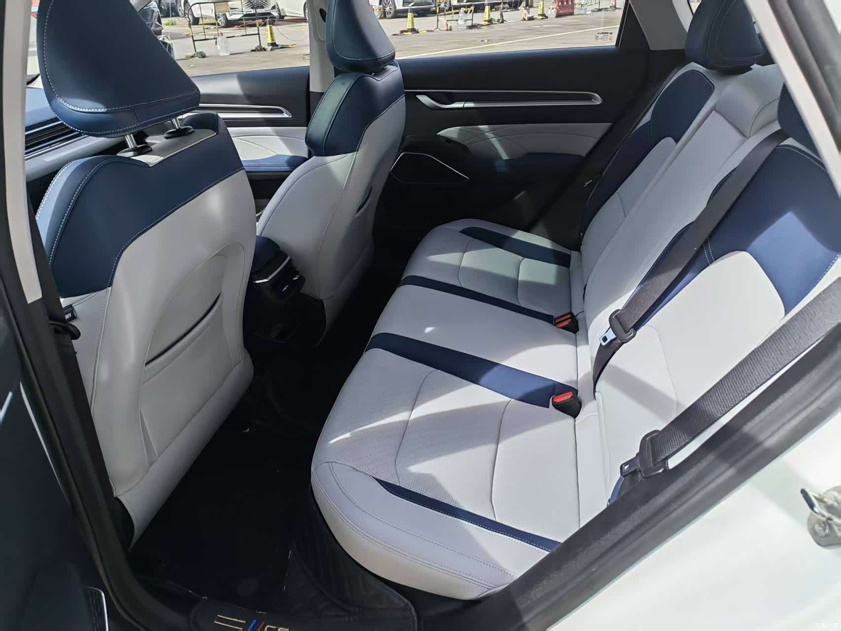Geely Emgrand, 2021 9