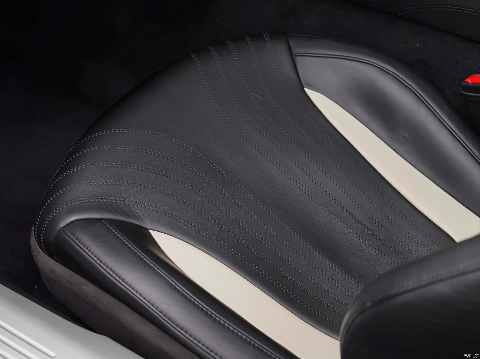 Aston Martin DB11, 2020 15