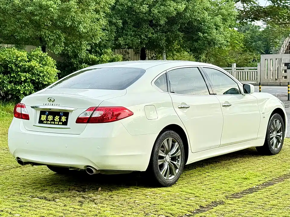 Infiniti Q70