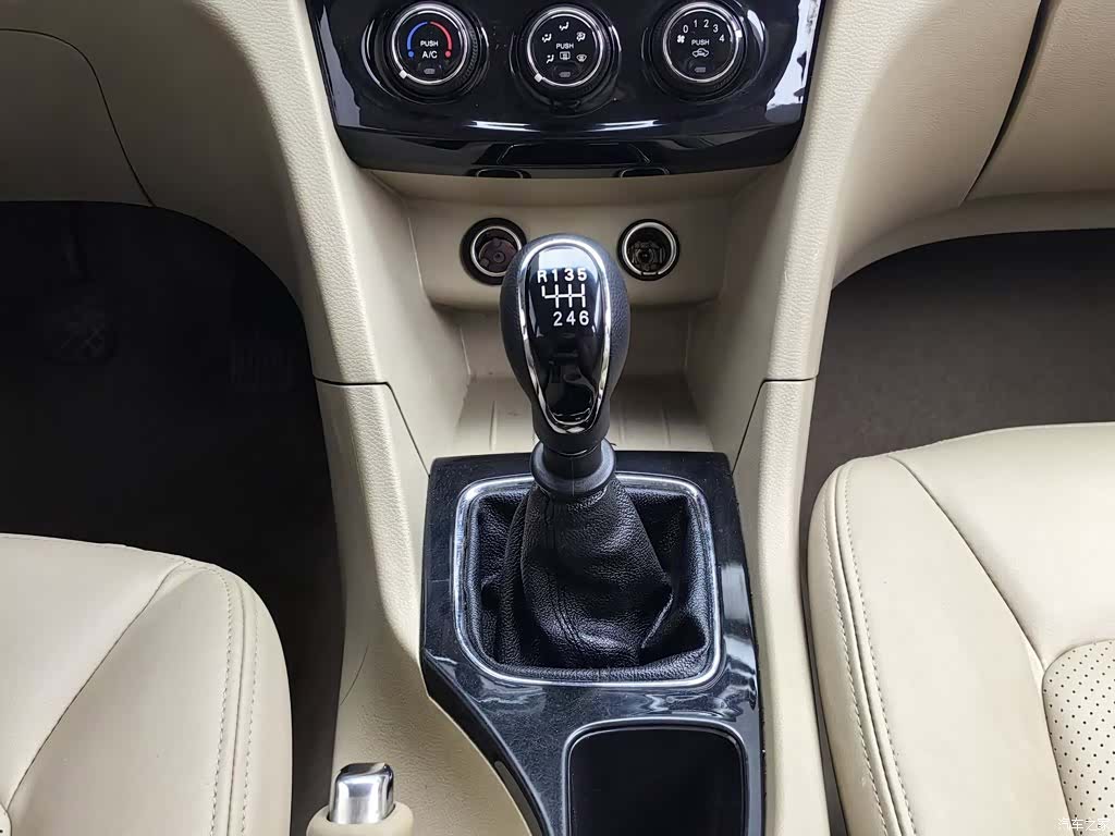 Wuling 730, 2016 13