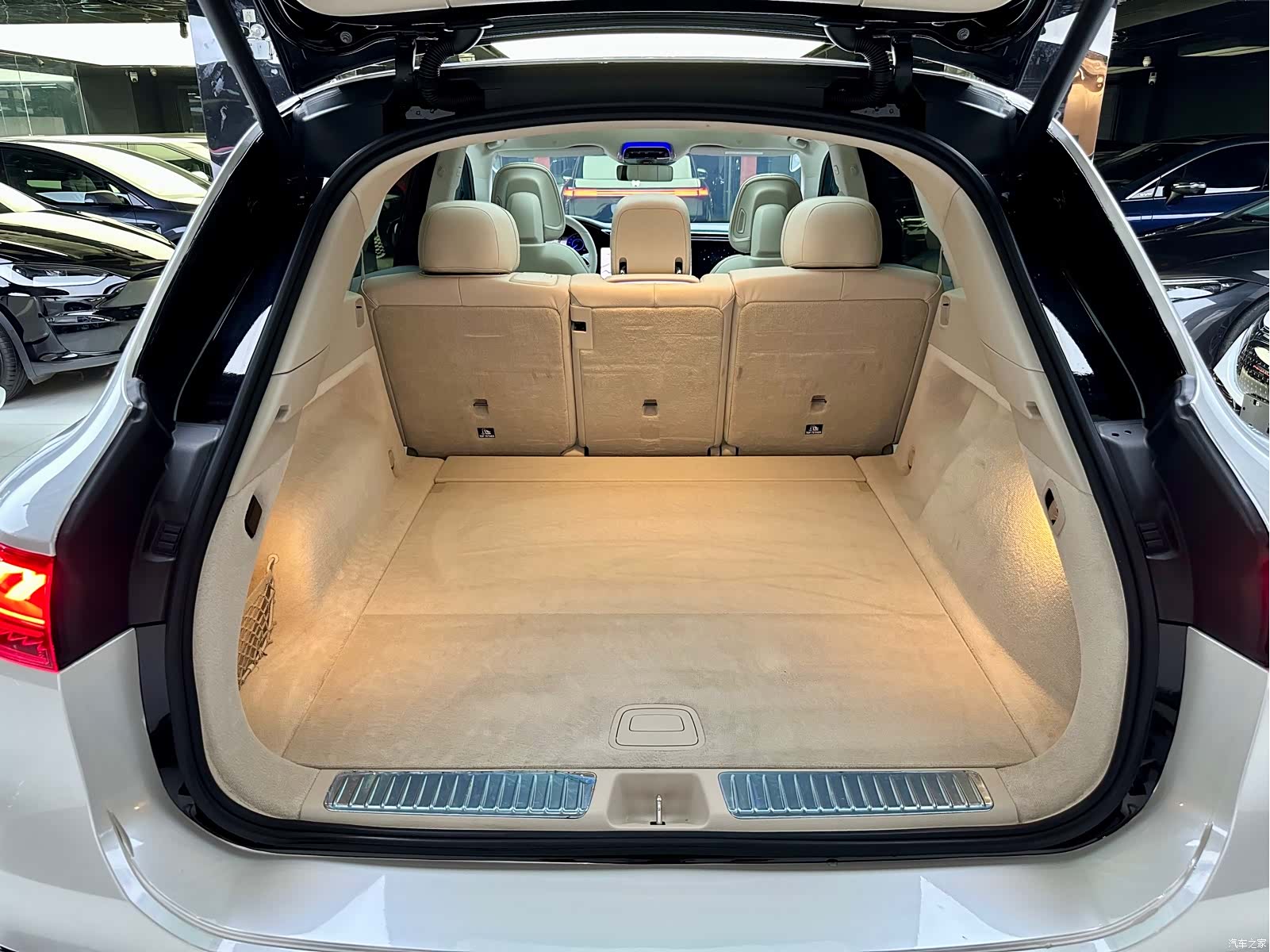 Mercedes-Benz EQS, 2023 10