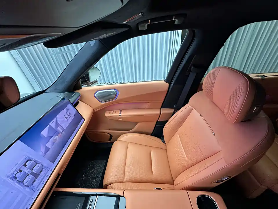 Lynk & Co 900