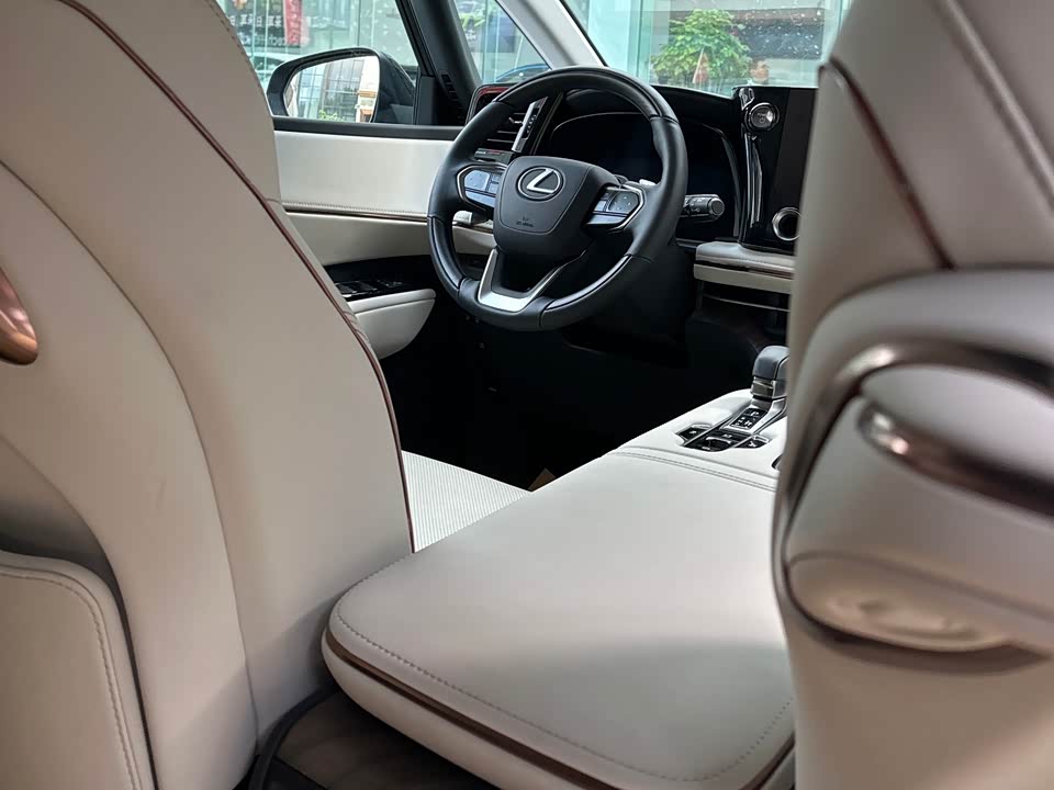 Lexus LM Lexus LM