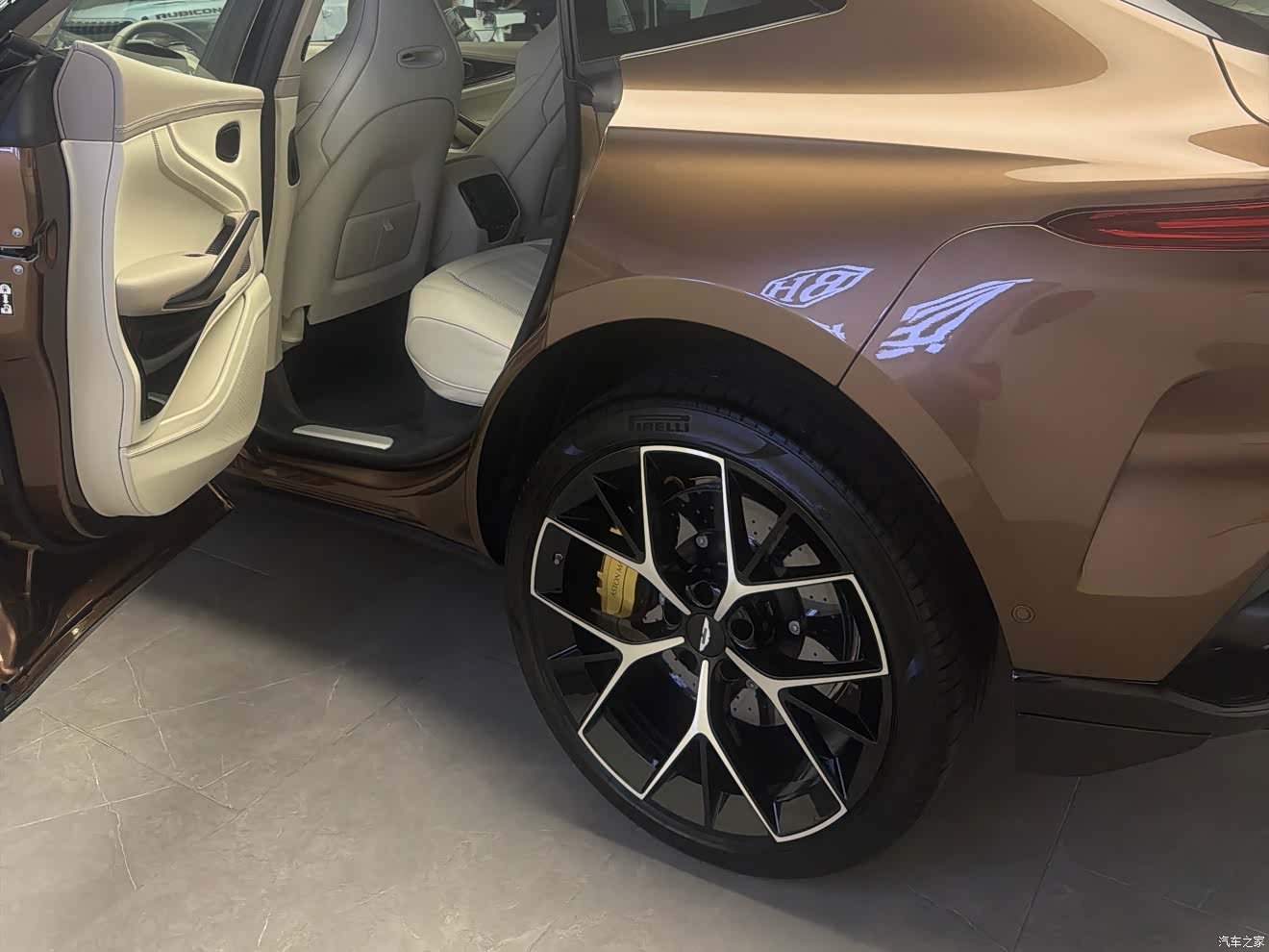 Aston Martin DBX, 2025 12