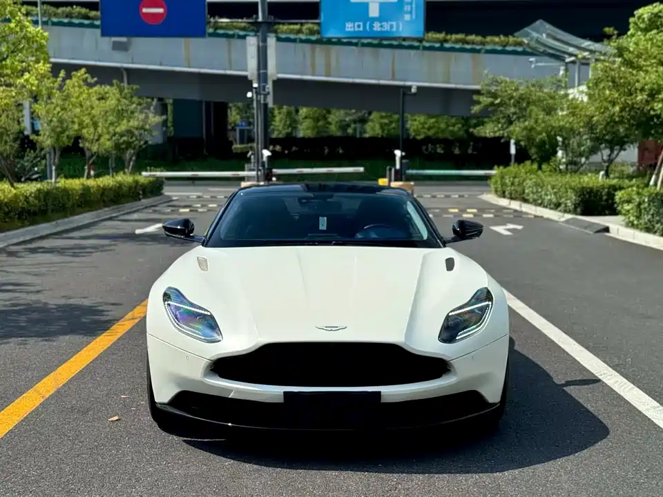 Aston Martin DB11