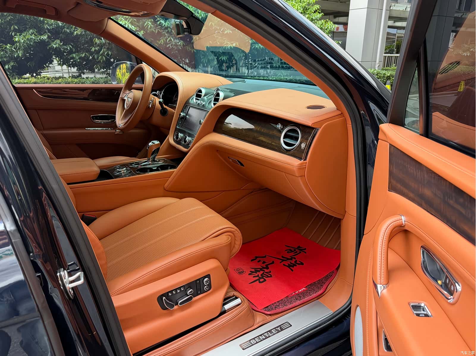 Bentley Bentayga, 2018 9