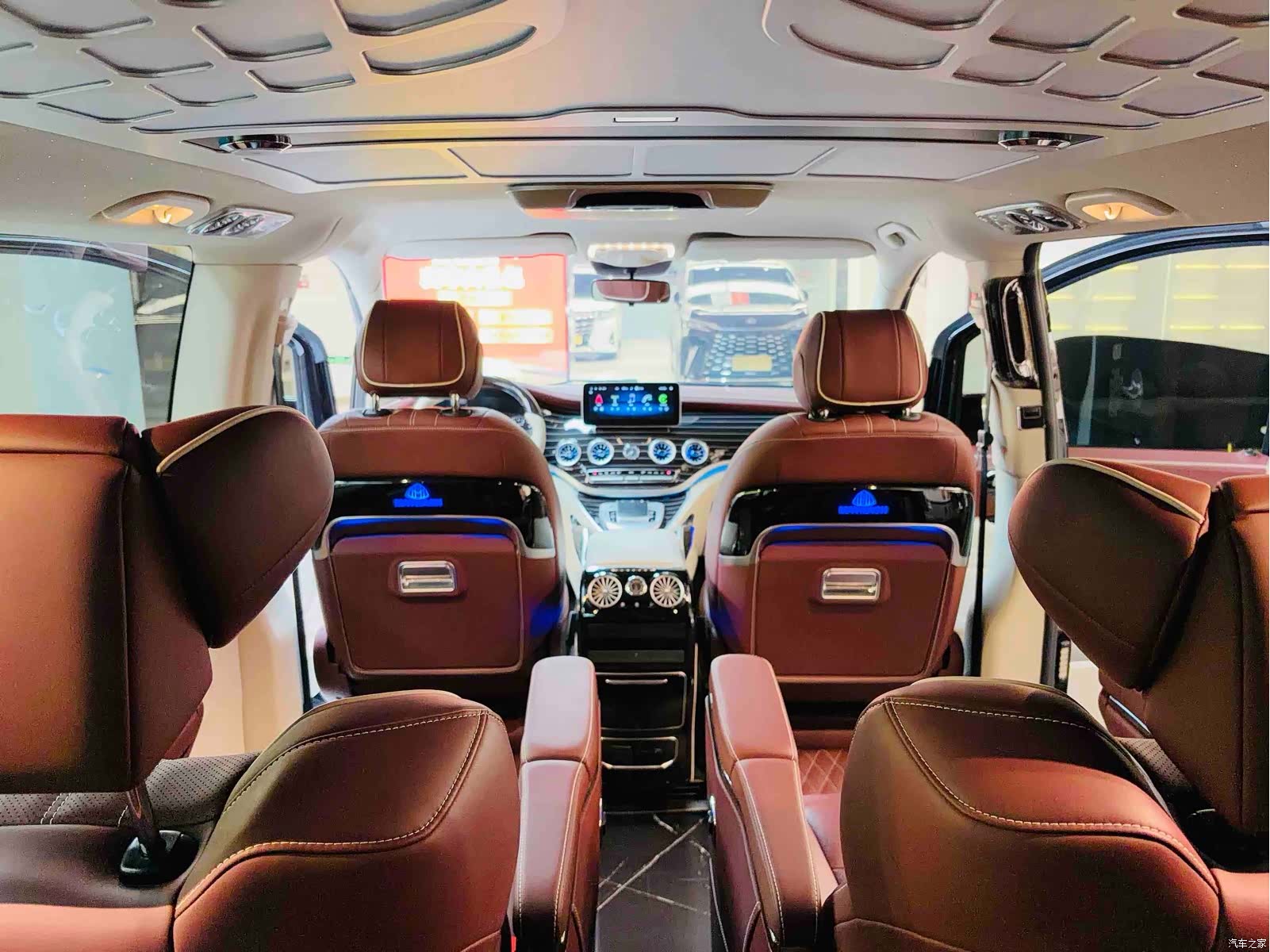 Mercedes-Benz 7, 2024 19