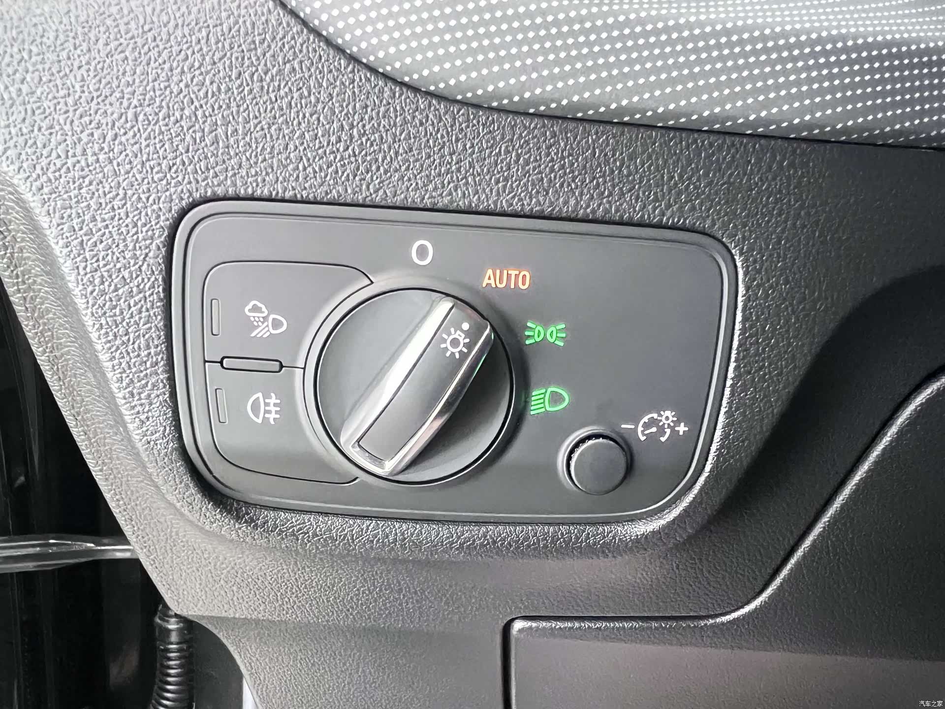 Audi Q2L, 2023 9