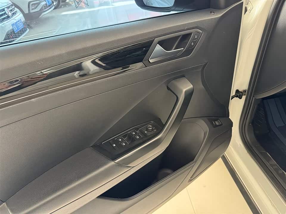 Volkswagen T-ROC exploring Songs