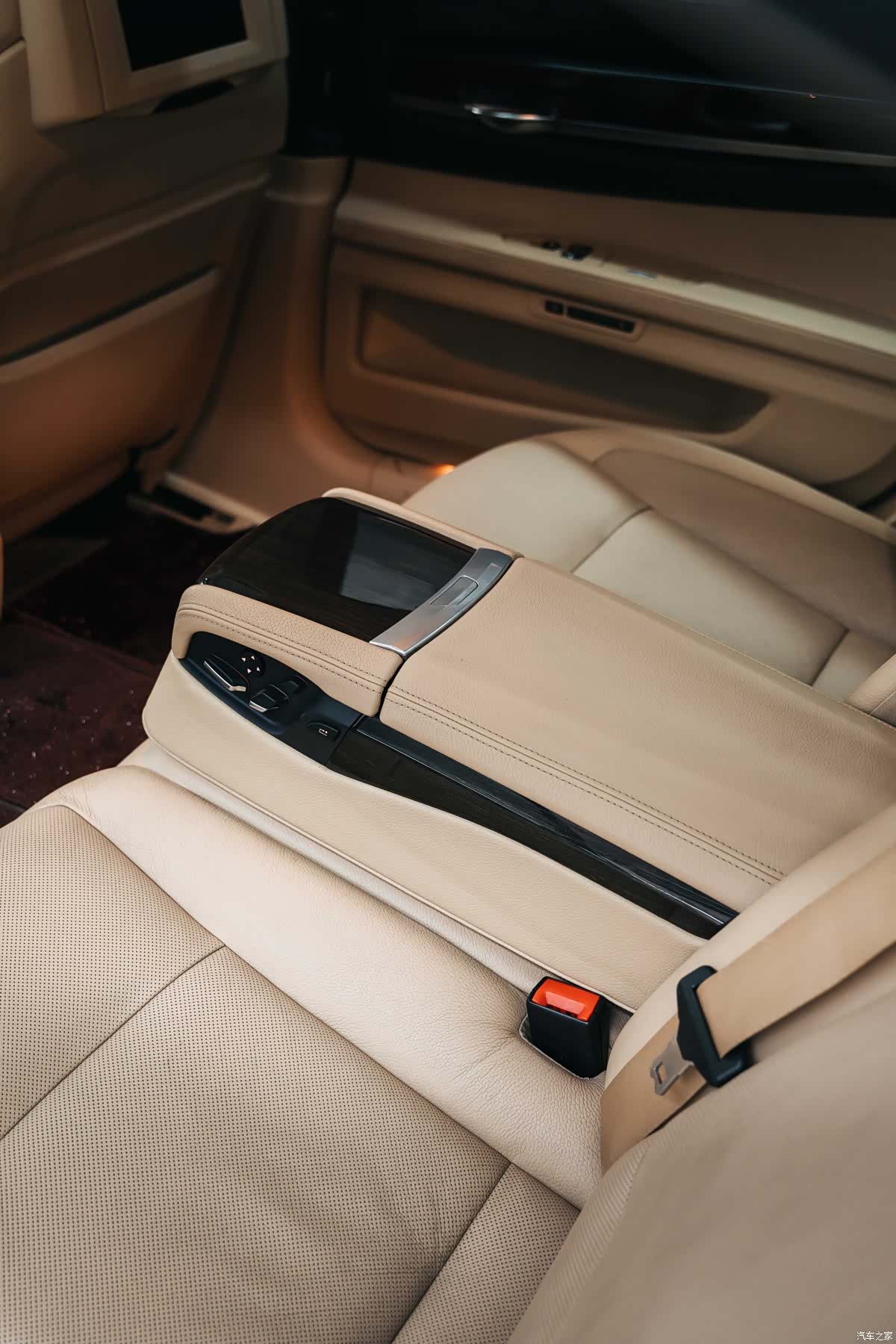 BMW 7 Series, 2011 24