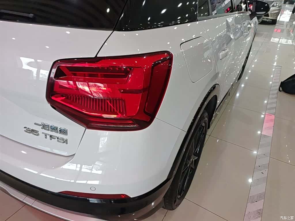 Audi Q2L, 2019 8